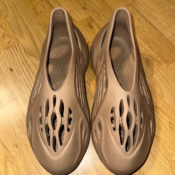 Men’s Yeezy Foam Runners - Picture 2 of 3